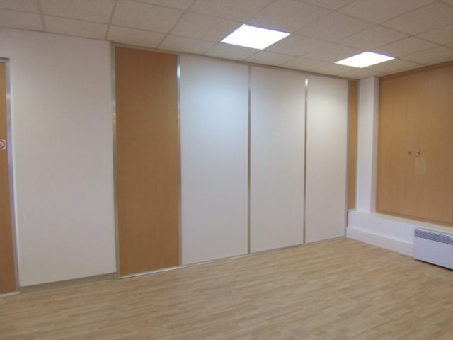 Installation et pose de cloisons bureau : cloisons pleine bois et porte vitrée - sols PVC et dalles moquettes de bureau