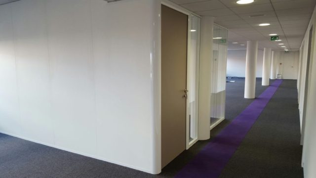 Installation et pose de cloisons bureau : cloisons pleine bois et porte cadre aluminium - sols PVC et dalles moquettes de bureau