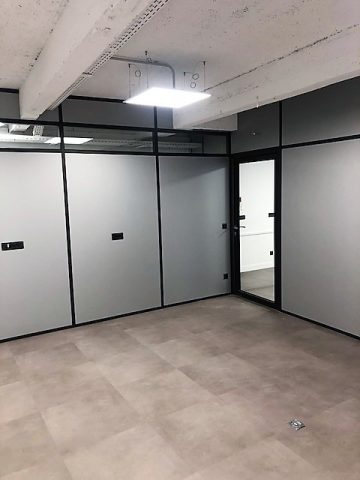 Installation et pose de cloisons bureau : cloisons pleine bois et porte vitrée