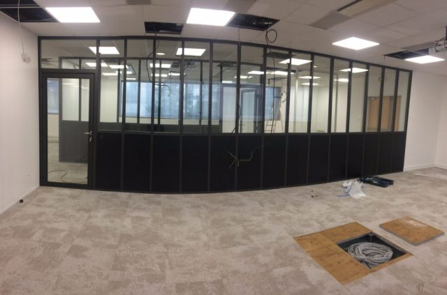 installation cloisons vitree sur allege pour bureau